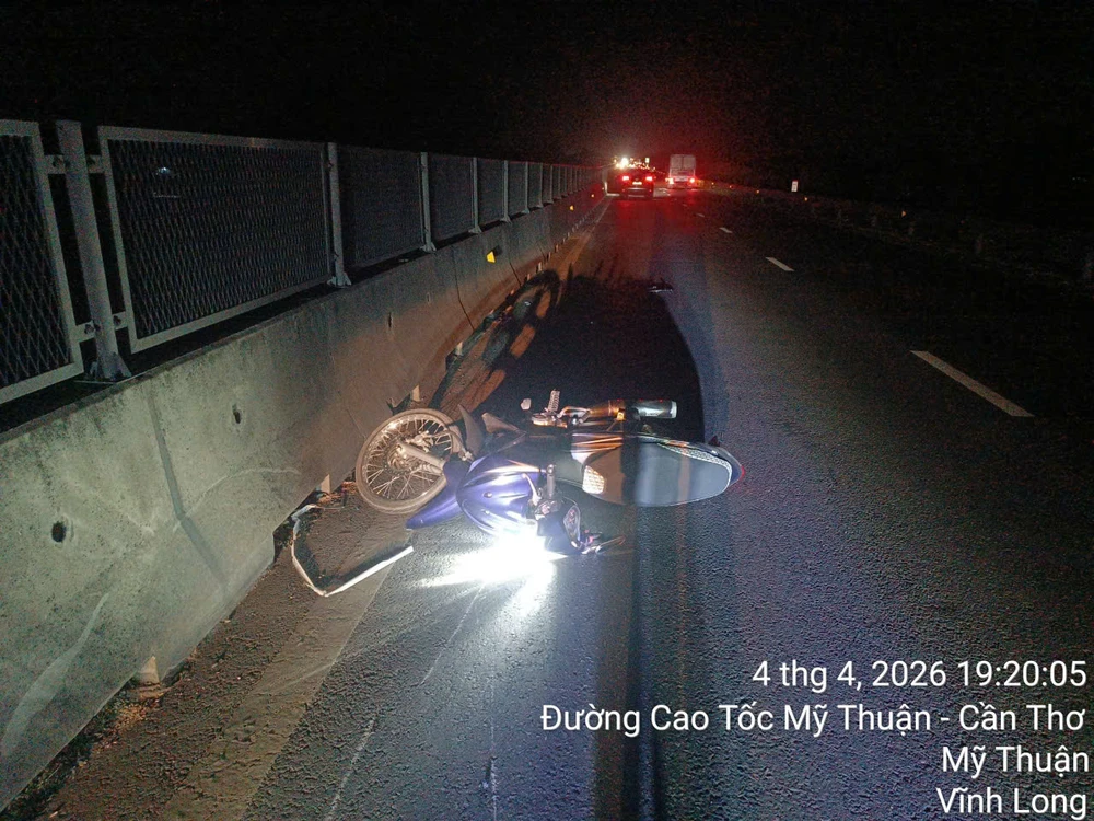 cao tốc TP.HCM,xe máy chạy vào cao tốc,say xỉn,vượt chốt