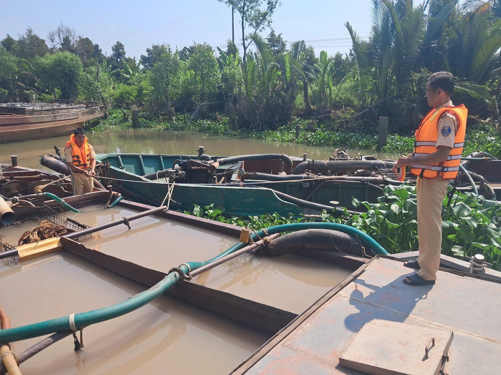 đồng tháp,hút át trái phép,sông tiền,nhảy sông bỏ trốn,khai thác cát