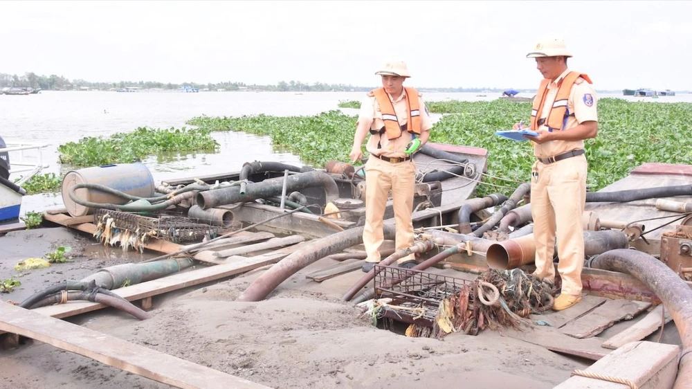 đồng tháp,hút át trái phép,sông tiền,nhảy sông bỏ trốn,khai thác cát