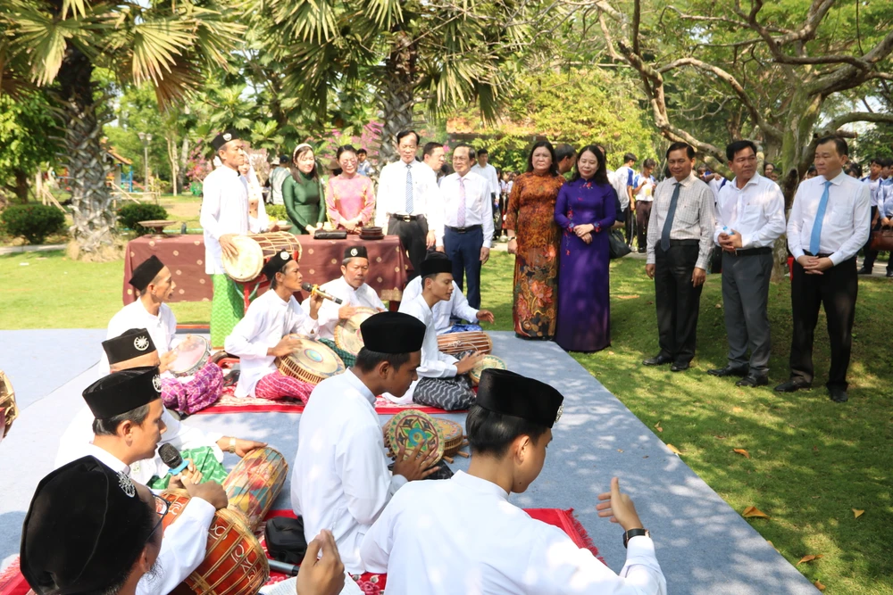 ngày hội văn hoá các dân tộc,vĩnh long