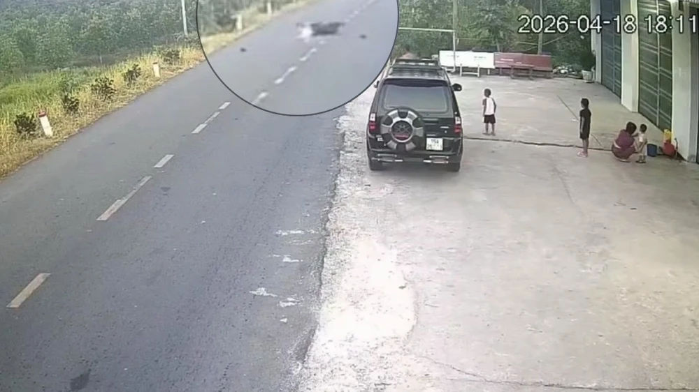 Vĩnh Long: Va chạm với quả bóng lăn ra đường, người đi xe máy tử vong