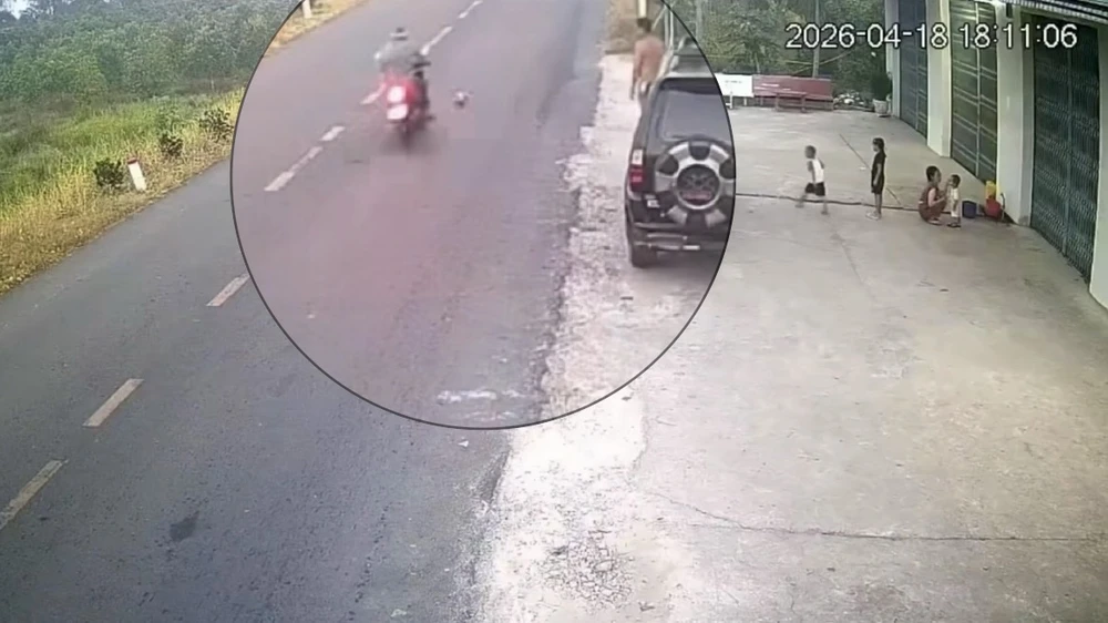 Vĩnh Long: Va chạm với quả bóng lăn ra đường, người đi xe máy tử vong