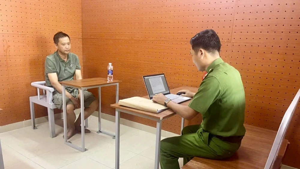 giả vờ giúp đỡ đổ xăng rồi giật tài sản của nữ sinh viên ở Cần Thơ