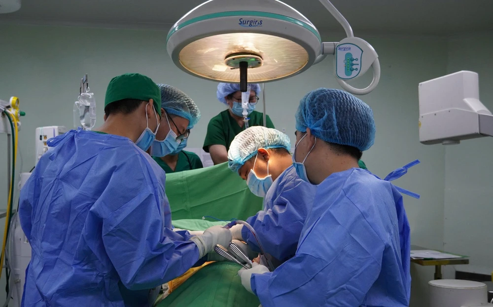 cần thơ,máy bắn đinh,xuyên ổ bụng,phẫu thuật cấp cứu, mạc treo