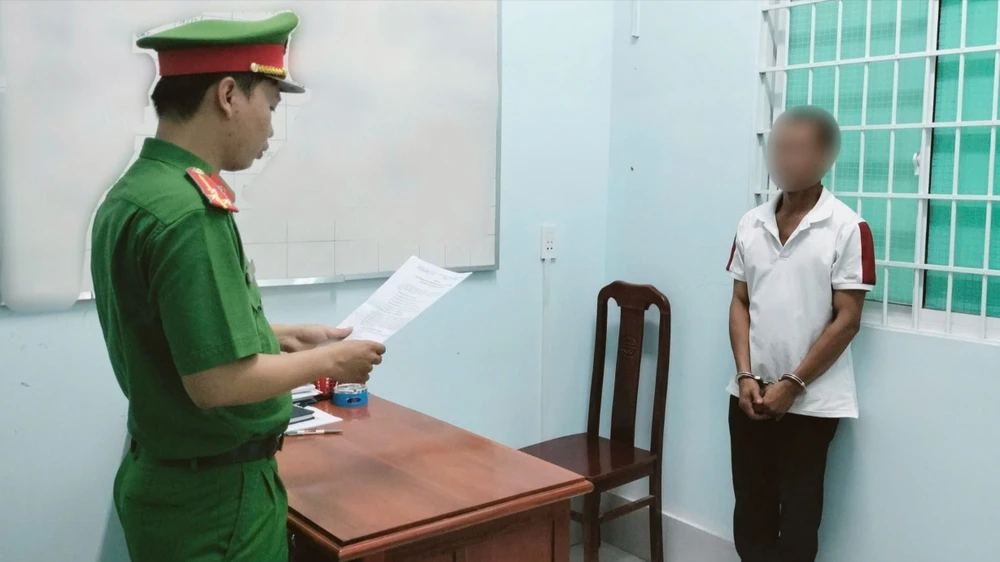 vĩnh long,hiếp dâm,dùng vũ lực,con ruột