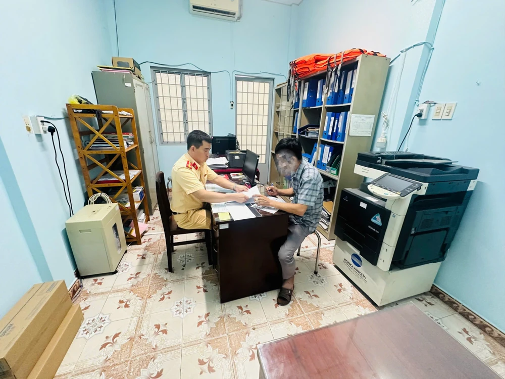 Đồng tháp,ca nô,cầm lái,lập biên bản