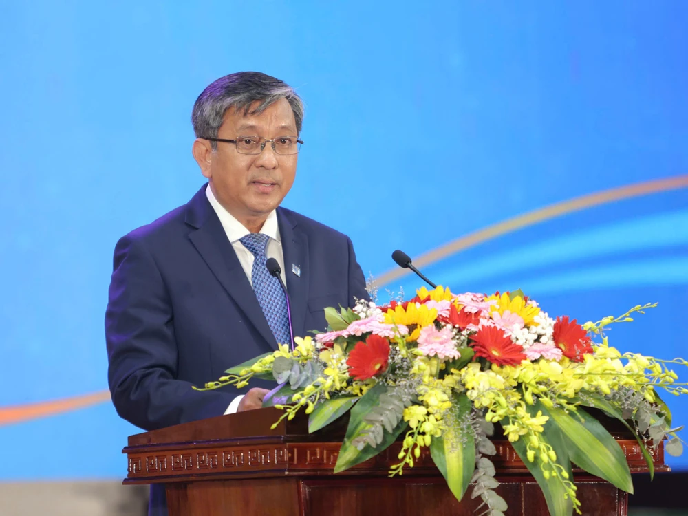 đại học cần thơ,PGS.TS. Trần Trung Tính,giám đốc