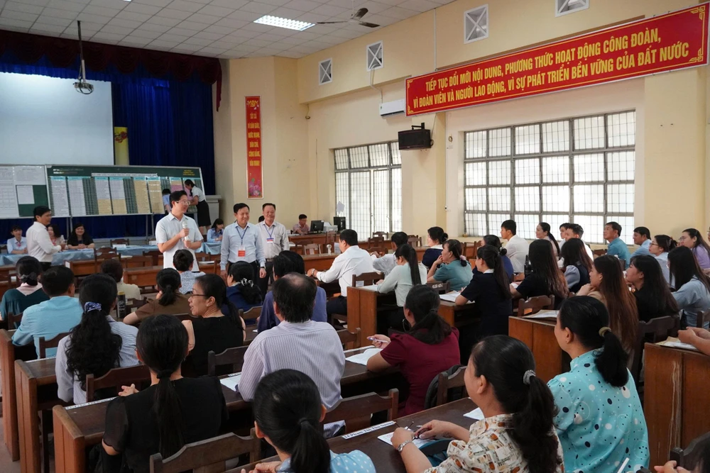động viên cán bộ coi thi làm tốt nhiệm vụ