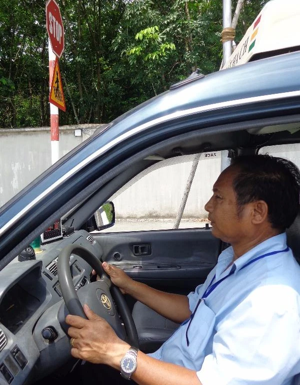 ...còn như thí sinh này, đã qua vạch xuất phát, dừng quá vạch dừng nhường đường cho người đi bộ mà vẫn chưa thắt dây an toàn thì sẽ tự động bị trừ 10 điểm cho hai lỗi