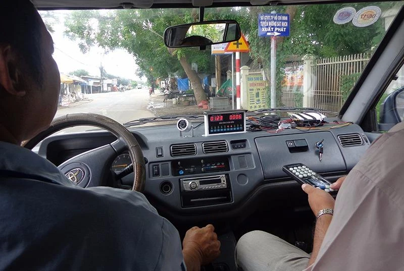 Ở phần thi trên đường trường, sau khi có lệnh xuất phát 30 giây mà bạn chưa cho xe khởi hành được thì sẽ bị sát hạch viên ngồi bên phải bấm nút truất quyền thi sát hạch