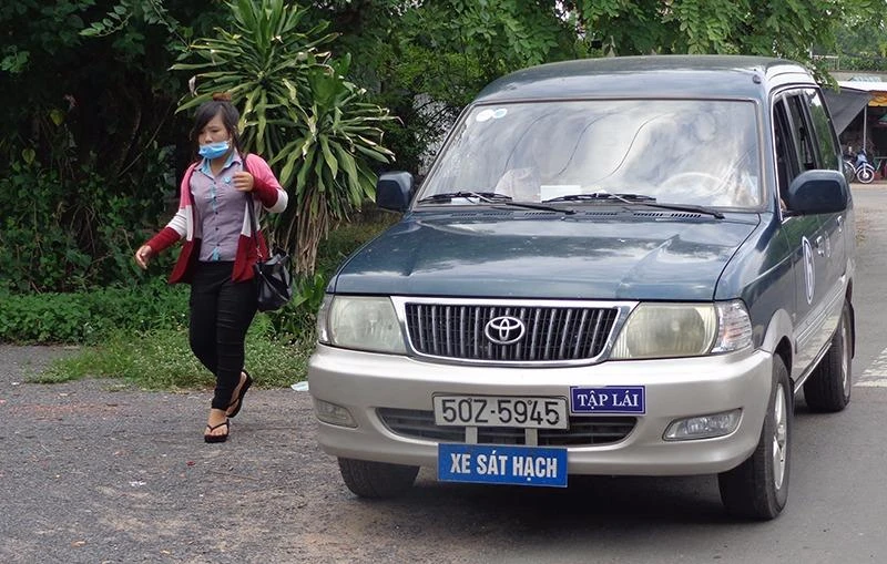 Tấp xe vào lề phải, dừng lại mà không bật đèn xi nhan phải sẽ bị trừ 5 điểm và trong trường hợp gây nguy hiểm cho người, xe từ sau hoặc từ phía trước đi tới thì cũng bị truất quyền thi sát hạch luôn