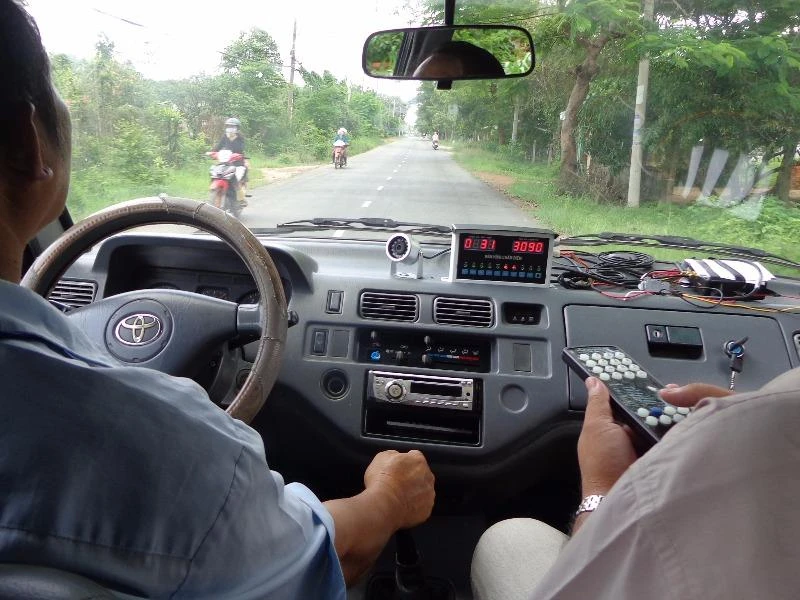 Trên đường trường 2 km khi tăng giảm số để tay lái choạng, xe lấn qua làn bên trái thì bị truất quyền thi sát hạch ngay