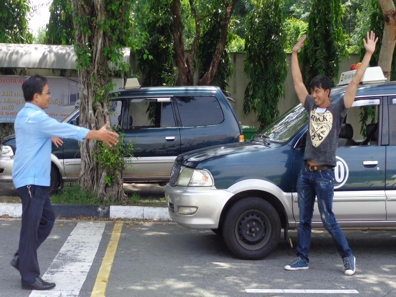 Những thí sinh đạt từ 80/100 đểm ở mỗi phần thi hình và thi trên đường trường coi như là có bằng lái. Chúc bạn sẽ may mắn, thành… bác tài như thí sinh này