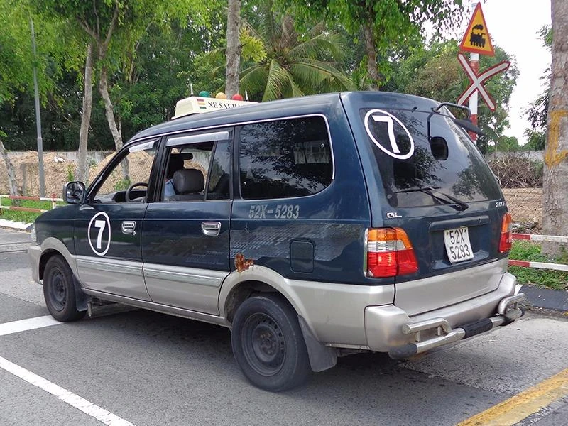 Đến nơi có đường sắt chạy ngang, bạn đừng dừng xe quá vạch trắng vì sẽ bị trừ 5 điểm. Bạn hãy cố gắng căn hai bánh trước – sau cho xe dừng ở giữa vạch vàng và vạch trắng