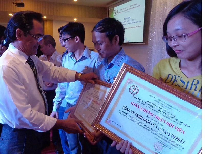 ng Quản trao giấy chứng nhận hội viên mới 