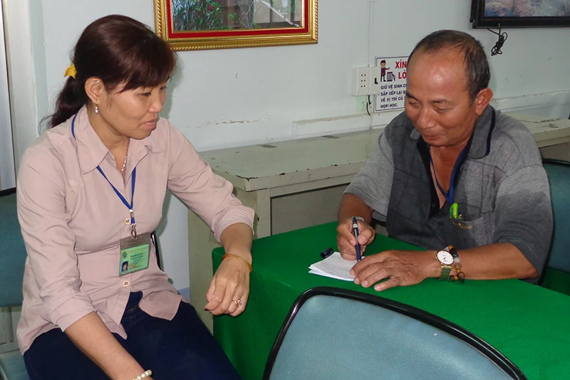 Trao bằng khen cho hai nhân viên xe buýt tử tế ảnh 5