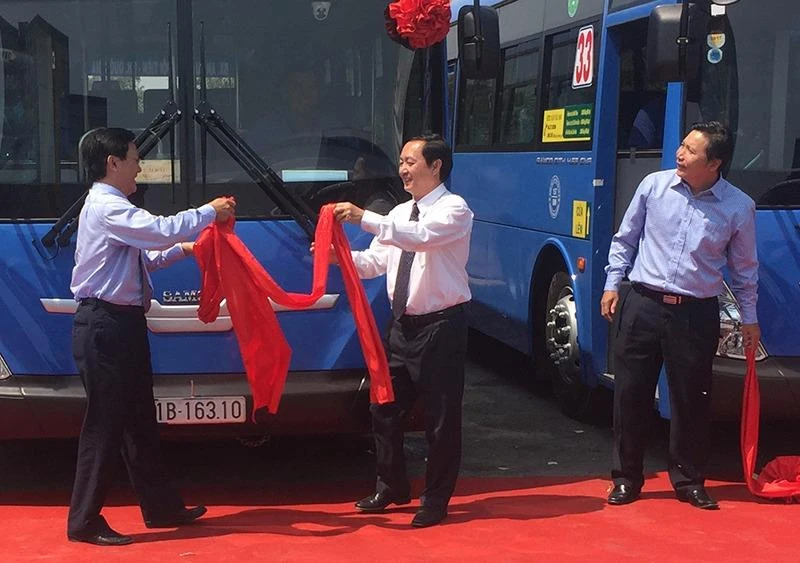 xe buýt mới chạy bằng khí CNG 