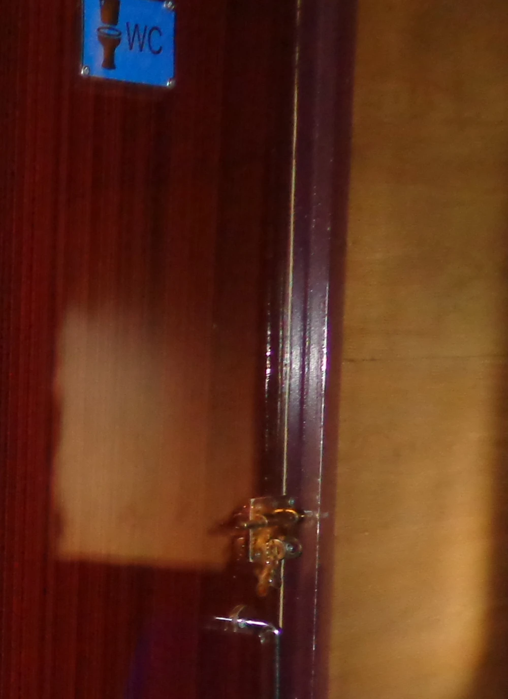 "Dấu tích" còn lại của các nhà vệ sinh cũ trên các toa xe là những bộ chốt cửa phía ngoài có các tai và lỗ móc ống khóa!