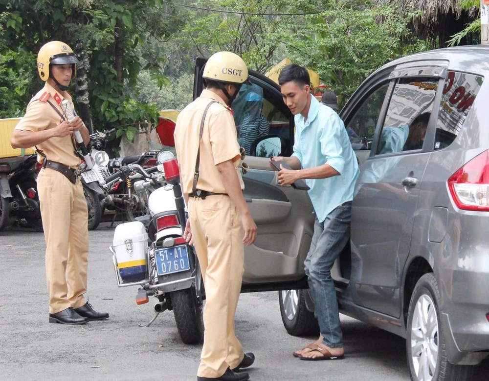 Trong nhiều trường hợp, nếu chỉ có Thanh tra GTVT thì người lái xe Uber bỏ chạy và chỉ khi có CSGT truy đuổi thì họ mới chịu dừng lại, xuất trình giấy tờ