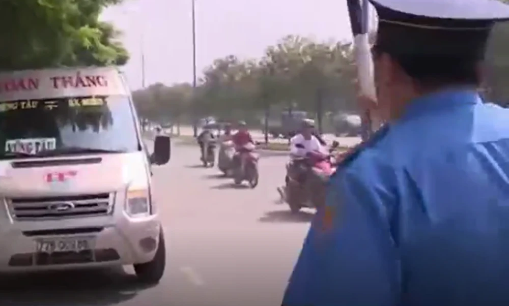 Thanh tra GTVT kiểm tra các loại xe chở khách từ trong quận 1 ra đi tuyến cố định Vũng Tàu