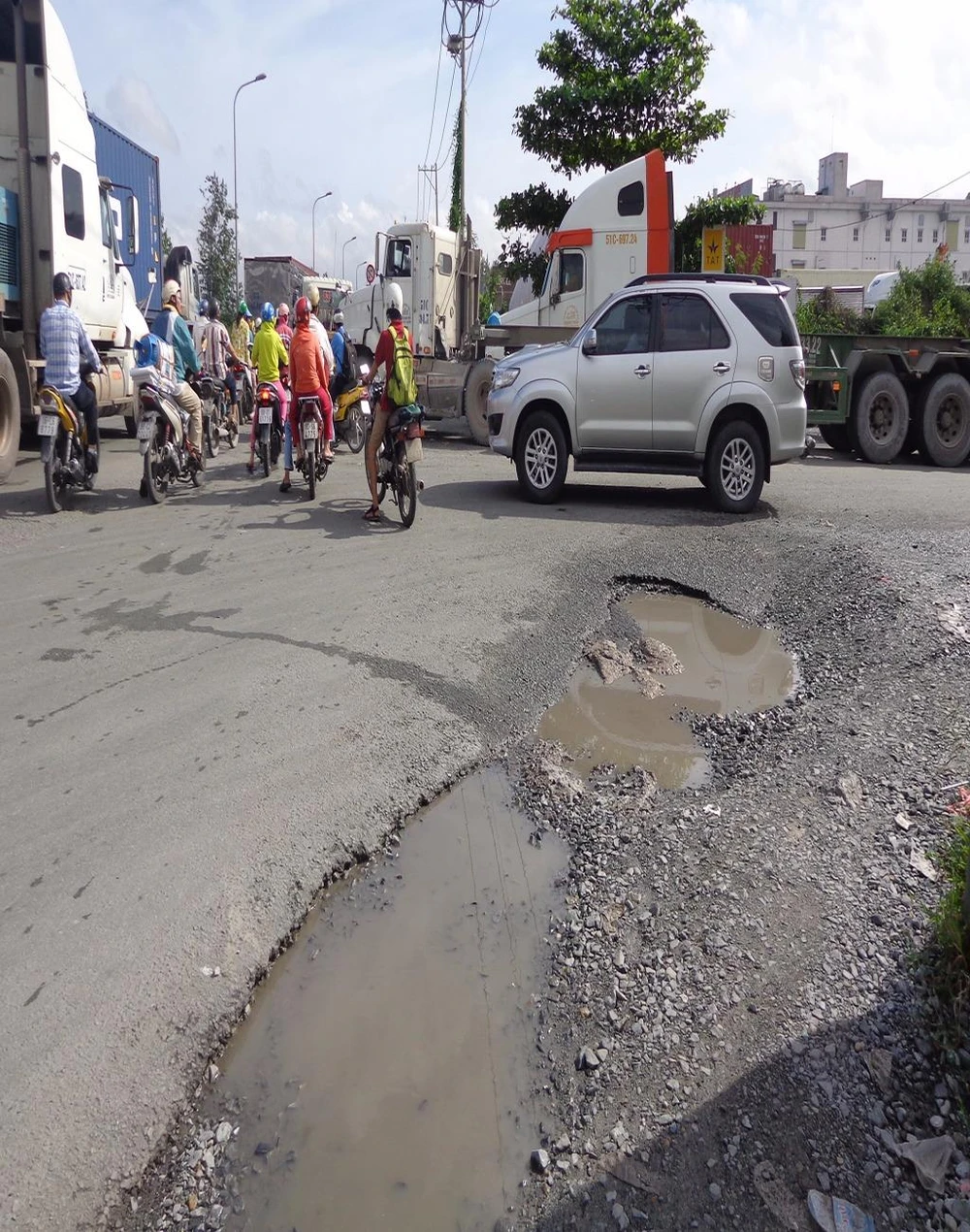 đường đầy ổ voi