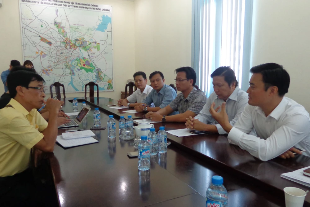 Giám đốc Sở GTVT, ông Bùi Xuân Cường (bên phải): "Không thể để những lái xe hung hăng làm xấu đi hình ảnh đội ngũ xe buýt!"