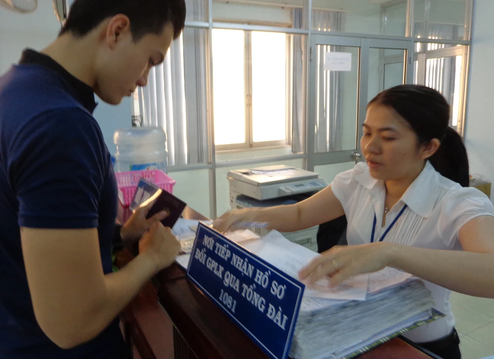 Riêng cơ sở 252 Lý Chính Thắng, phường 6, quận 3 và 937 Tạ Quang Bửu, phường 5, quận 8 còn có dịch vụ đổi bằng qua đăng ký số thứ tự tại tổng đài 1081