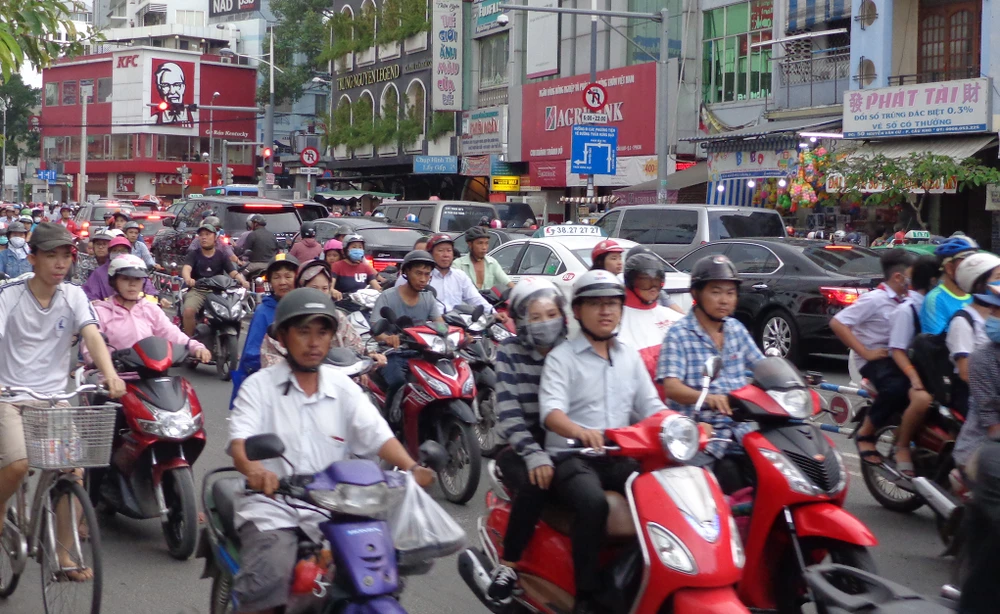 Ngày 24-11, làm hai nhánh lên xuống cầu Nguyễn Văn Cừ ảnh 3