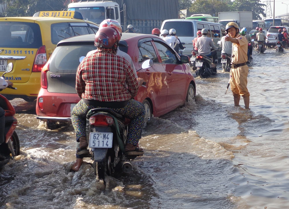 Nâng đường làm sao không gây ngập nhà dân? ảnh 2