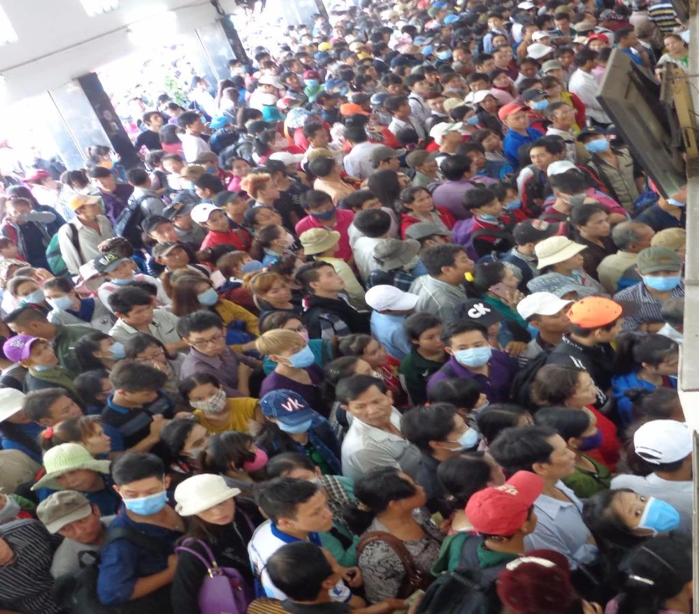 xếp hàng mua vé xe tết