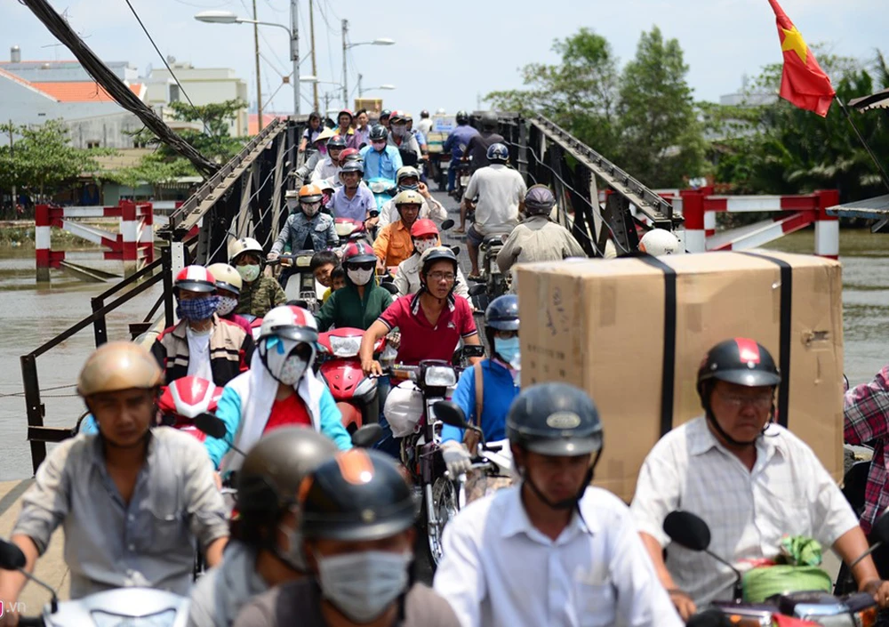 Hồi hộp qua cầu sắt cũ, chờ sập ảnh 4