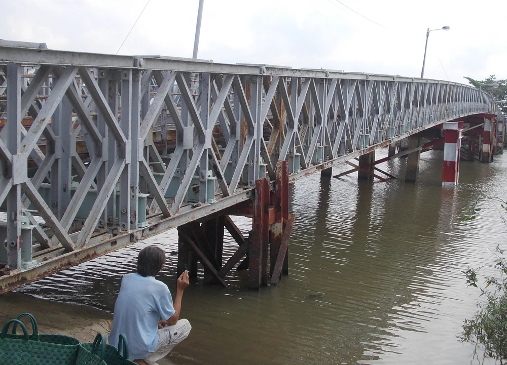Hồi hộp qua cầu sắt cũ, chờ sập ảnh 5