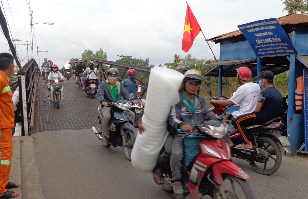 Hồi hộp qua cầu sắt cũ, chờ sập ảnh 3