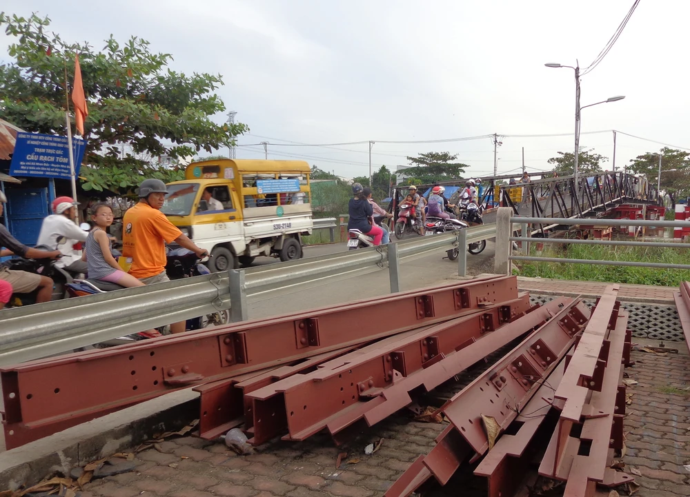 Hồi hộp qua cầu sắt cũ, chờ sập ảnh 1