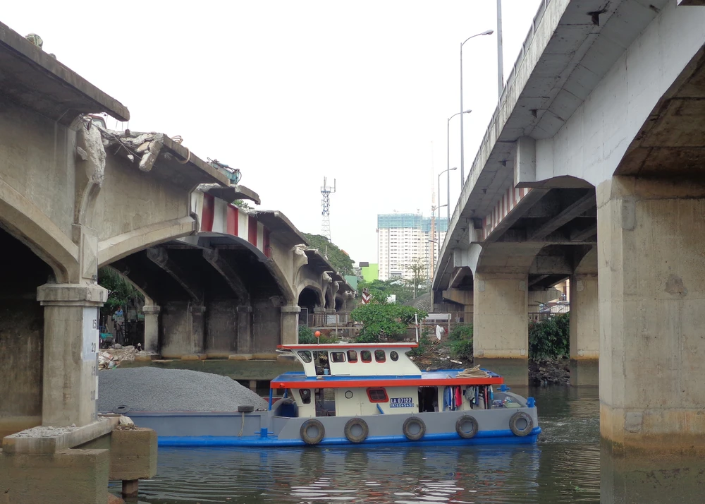 Chia tay cầu cũ trăm năm tuổi ảnh 3