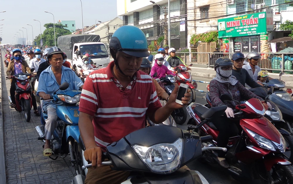 Phân luồng, đẩy kẹt xe từ trên mặt xuống chân cầu chữ Y ảnh 8