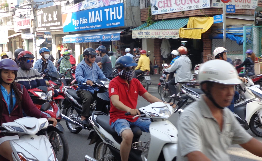 Phân luồng, đẩy kẹt xe từ trên mặt xuống chân cầu chữ Y ảnh 9