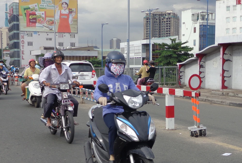 Phân luồng, đẩy kẹt xe từ trên mặt xuống chân cầu chữ Y ảnh 4