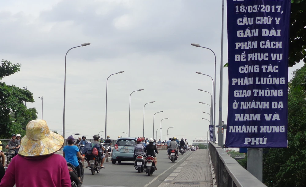 Phân luồng, đẩy kẹt xe từ trên mặt xuống chân cầu chữ Y ảnh 1