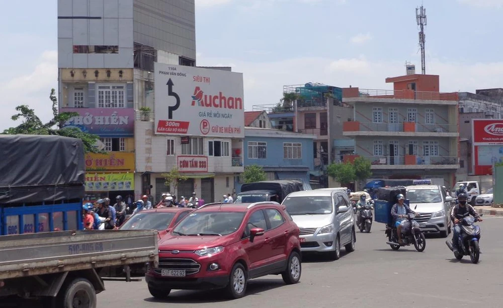 Xe qua vòng xoay ngã sáu Phạm Văn Đồng khó khăn trong ngày 8-4 