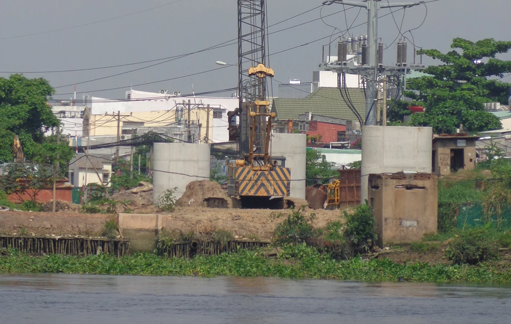 Chậm xây cầu đường sắt Bình Lợi vì cơ quan 'giẫm' nhau ảnh 1