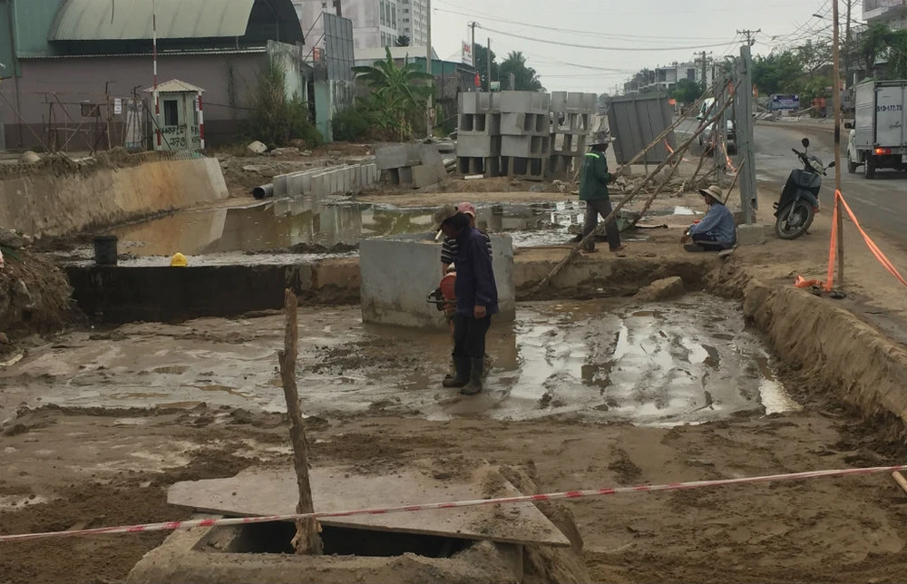 Cầu đường nối quận 2 và 9 'tắc' vì vướng mặt bằng ảnh 4 Cầu đường nối quận 2 và 9 'tắc' vì vướng mặt bằng ảnh 4