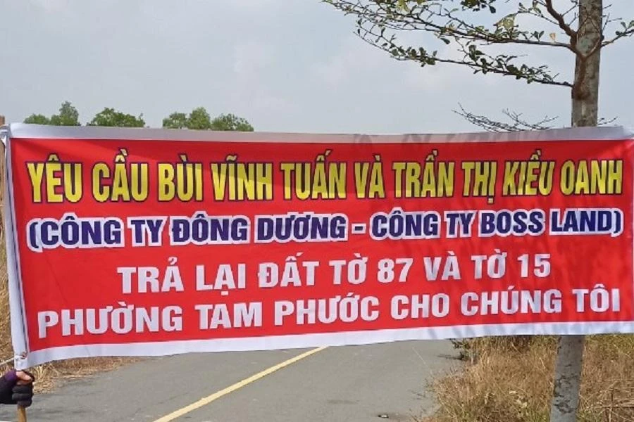 Một số :khách hàng" phản ứng vì đã đặt tiền nhưng không được ông Tuấn và Công giao đất, giấy tờ. Ảnh: VH