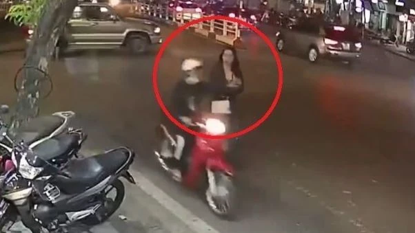 Một vụ giàn cảnh, cướp điện thoại di động trên đường. Ảnh minh họa