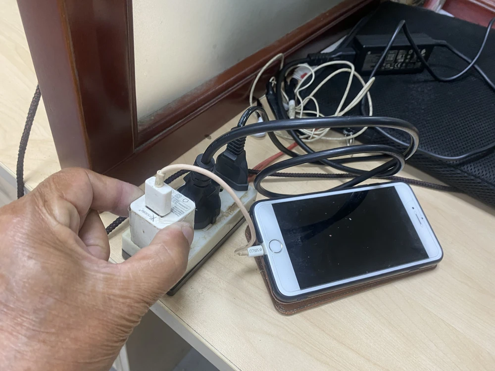 Nữ sinh 17 tuổi ở Nghệ An tử vong do điện giật khi cắm sạc điện thoại