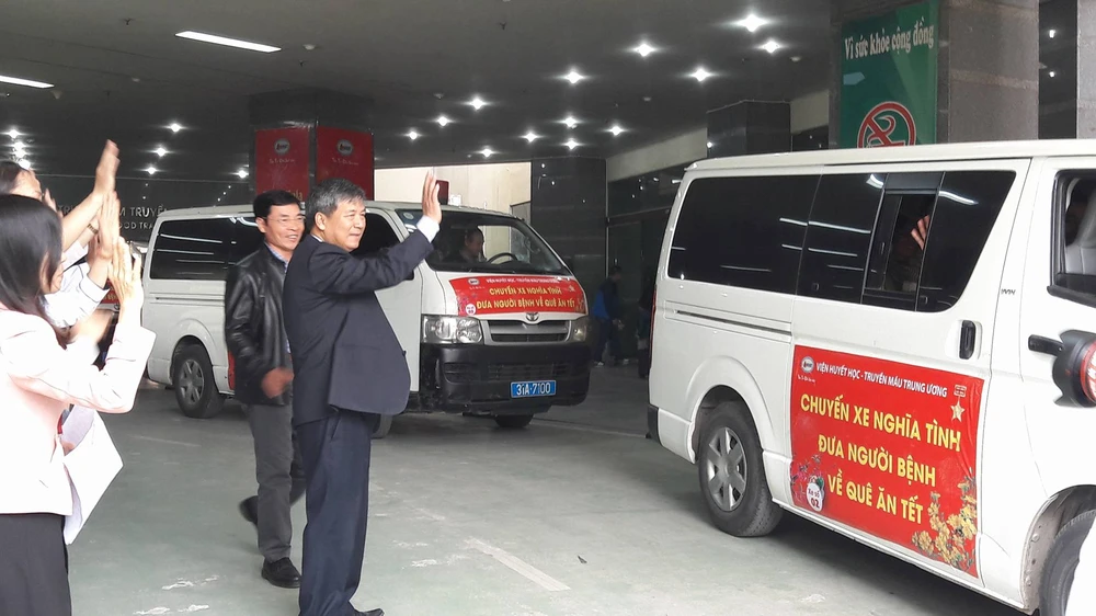 Chuyến xe nghĩa tình chở bệnh nhân nghèo về quê ăn Tết ảnh 1