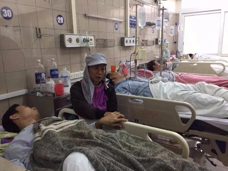 Một nạn nhân ngộ độc thuốc diệt cỏ paraquat đang điều trị tại Trung tâm chống độc BV Bạch Mai. 