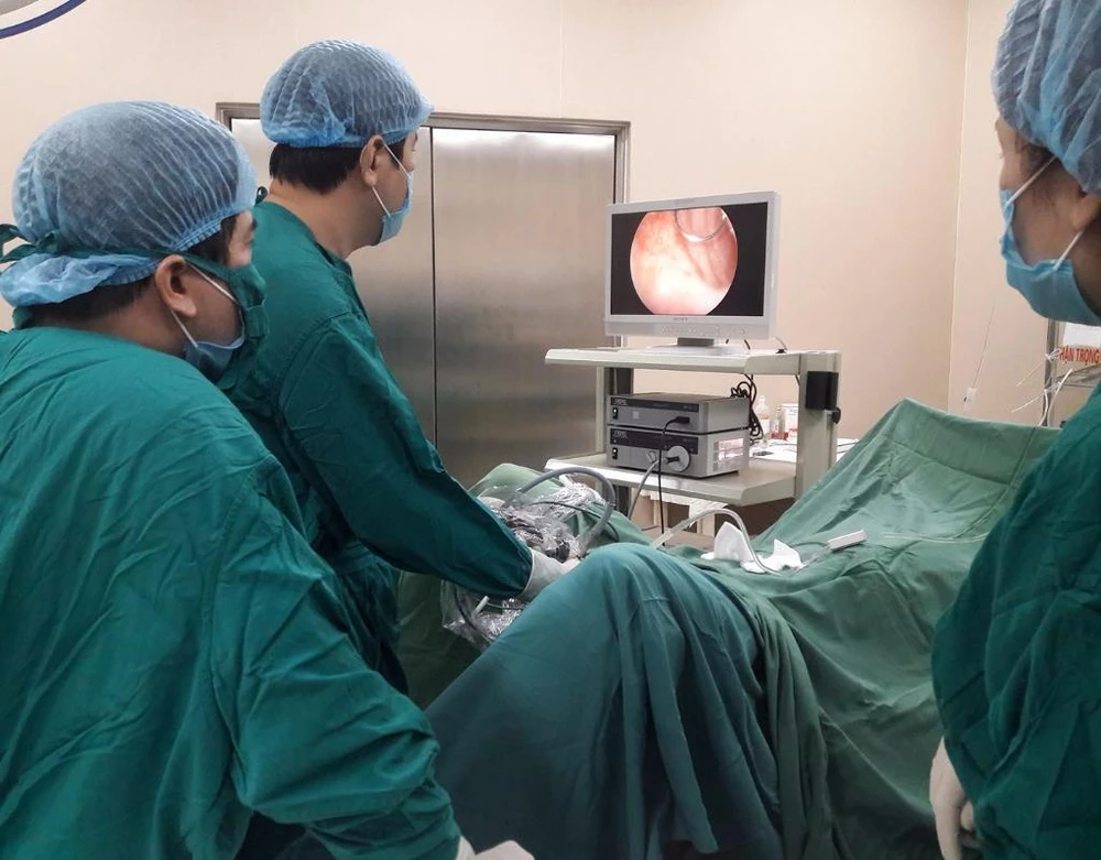 Các bác sĩ BV Đa khoa Bắc Kạn đang phẫu thuật cho bệnh nhân.