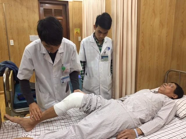 Bác sĩ BV Xanh Pôn đang thăm khám cho bệnh nhân đã được phẫu thuật