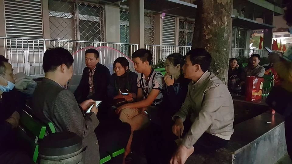 Người nhà nạn nhân (ngồi giữa) đang kể với phóng viên sự việc vào tối 6-3